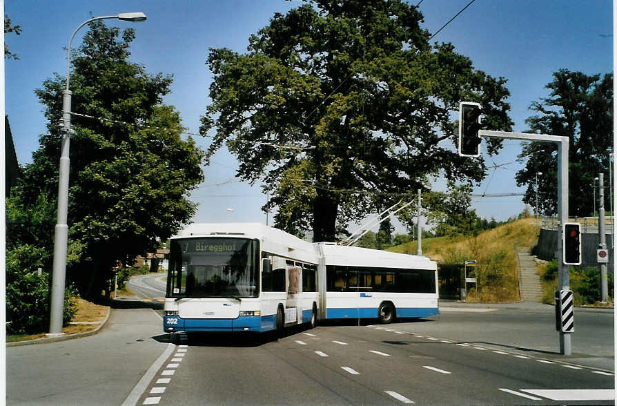 (087'536) - VBL Luzern - Nr. 202 - Hess/Hess Gelenktrolleybus am 25. Juli 2006 in Luzern, Unterl�chli