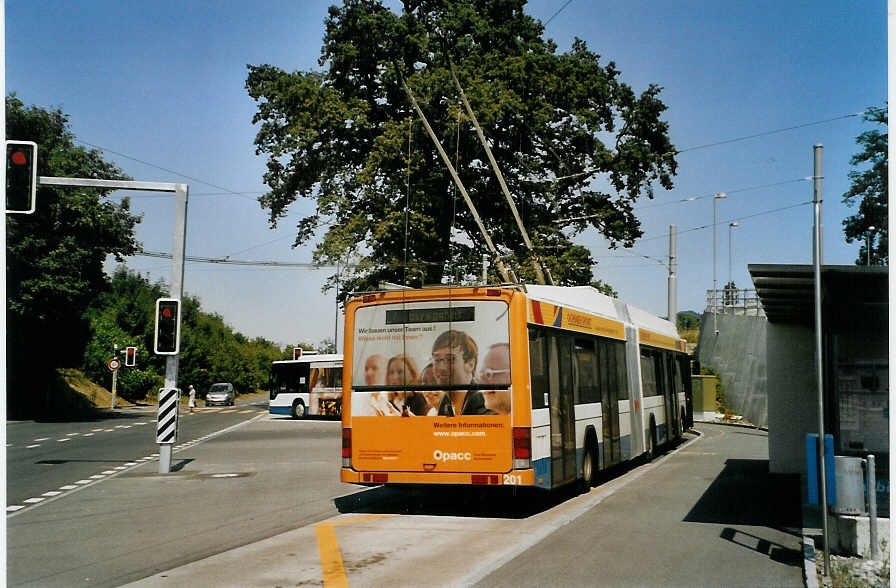 (087'600) - VBL Luzern - Nr. 201 - Hess/Hess Gelenktrolleybus am 25. Juli 2006 in Luzern, Unterl�chli