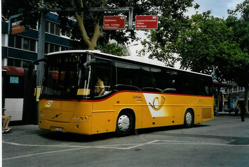 (087'914) - Ev�quoz, Erde - VS 60'650 - Volvo am 26. Juli 2006 beim Bahnhof Sion