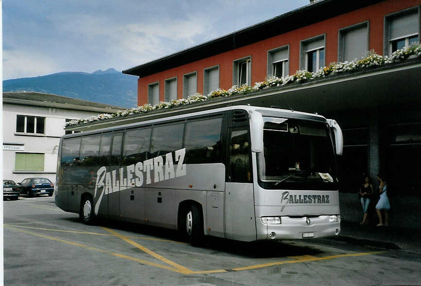 (087'928) - Ballestraz, Gr�ne - VS 115'737 - Renault am 26. Juli 2006 beim Bahnhof Sion