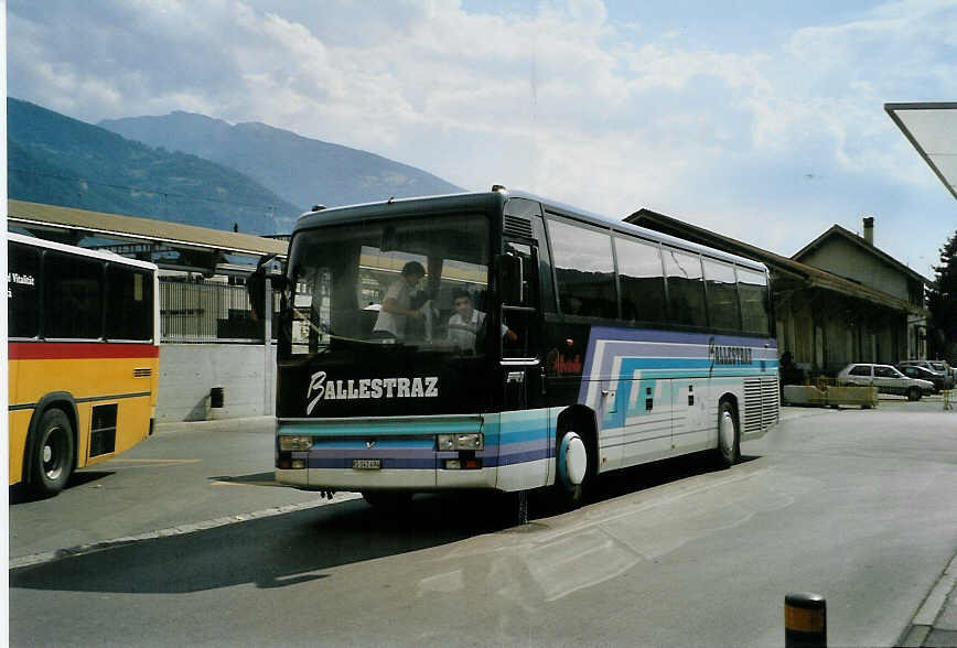 (088'007) - Ballestraz, Gr�ne - VS 141'494 - Renault am 26. Juli 2006 beim Bahnhof Sierre