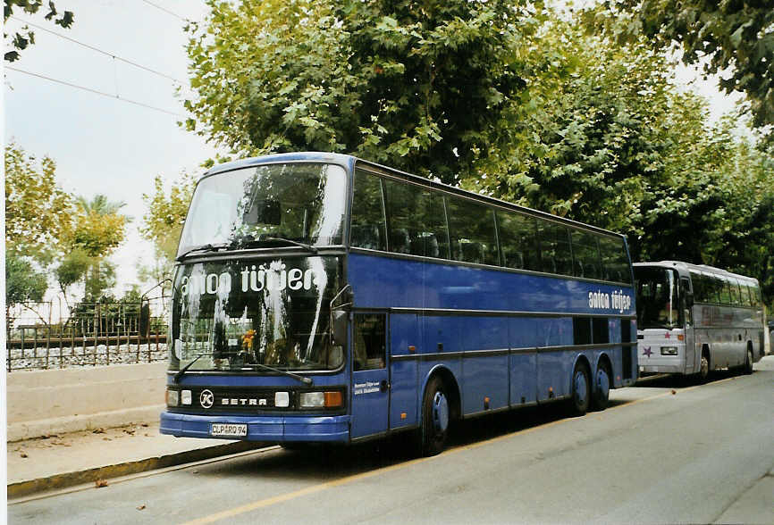 (090'101) - Aus Deutschland: T�tjer, Elisabethfehn - CLP-RQ 94 - Setra am 8. Oktober 2006 in Calella, Strand