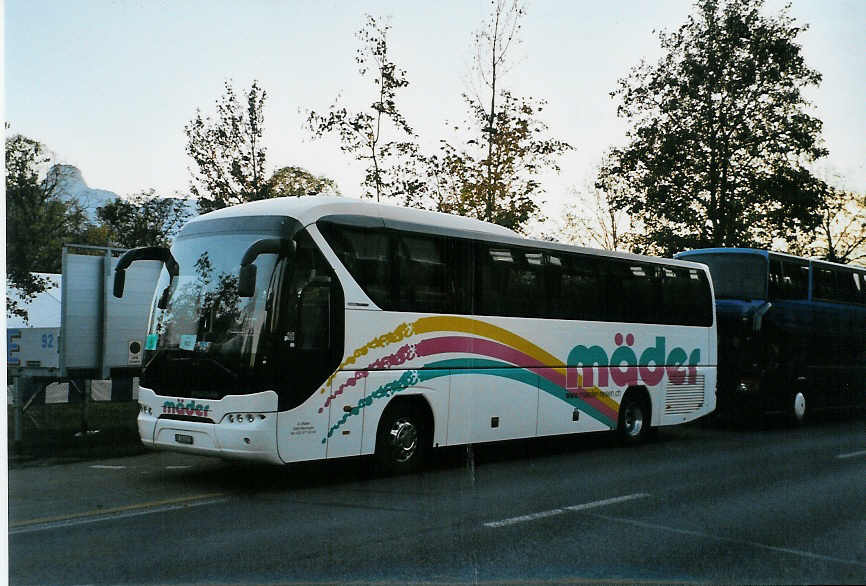 (090'416) - M�der, Meiringen - BE 240'072 - Neoplan am 30. Oktober 2006 in Thun, Allmendstrasse
