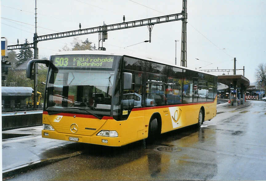 (090'619) - PostAuto Z�rich - Nr. 7/ZH 579'070 - Mercedes am 11. November 2006 beim Bahnhof B�lach