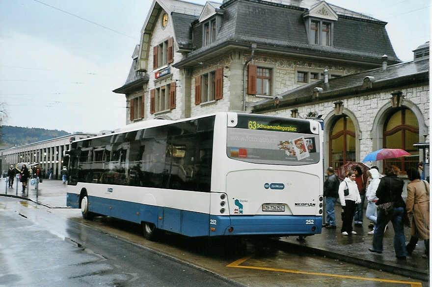 (090'629) - VBZ Z�rich - Nr. 252/ZH 726'252 - Neoplan am 11. November 2006 beim Bahnhof Z�rich-Oerlikon