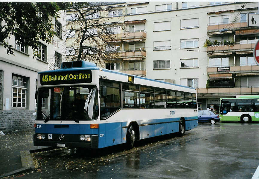 (090'630) - VBZ Z�rich - Nr. 237/ZH 588'237 - Mercedes am 11. November 2006 beim Bahnhof Z�rich-Oerlikon