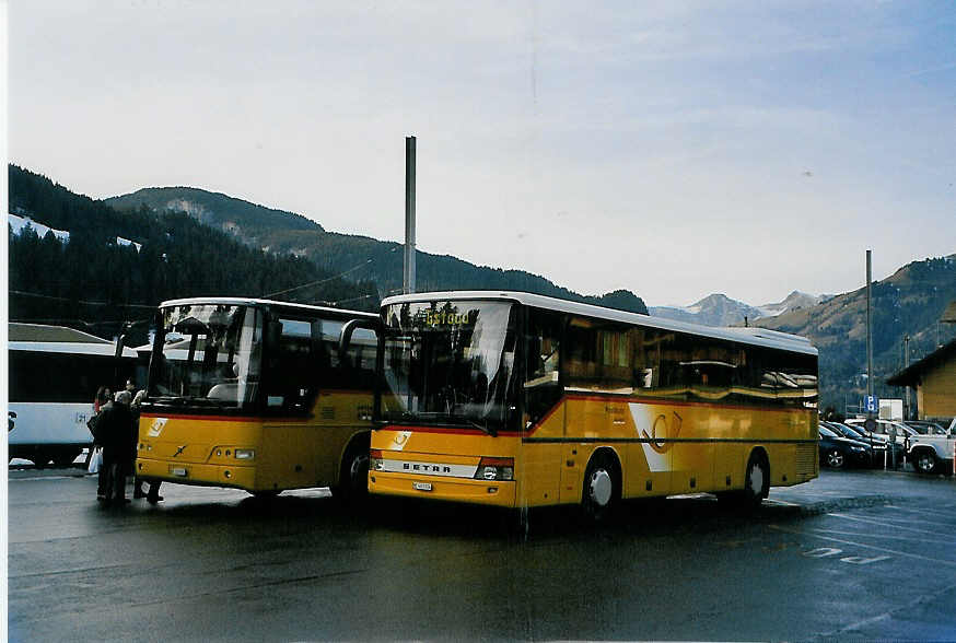 (091'137) - K�bli, Gstaad - BE 403'014 - Setra am 31. Dezember 2006 beim Bahnhof Gstaad
