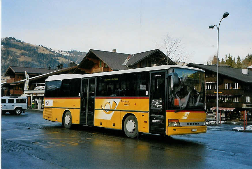 (091'203) - K�bli, Gstaad - BE 403'014 - Setra am 31. Dezember 2006 beim Bahnhof Gstaad