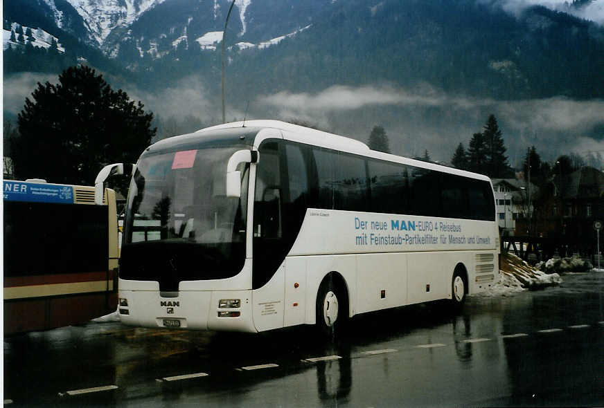 (091'433) - MAN, Otelfingen - ZH 471'727 - MAN am 7. Januar 2007 beim Bahnhof Frutigen