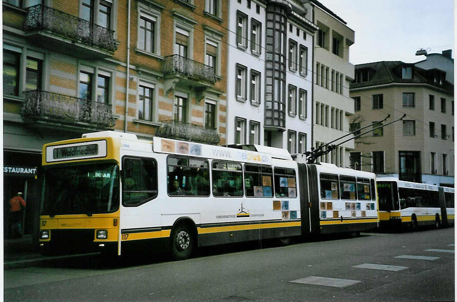 (093'235) - VBSH Schaffhausen - Nr. 117 - NAW/Hess Gelenktrolleybus am 22. M�rz 2007 beim Bahnhof Schaffhausen