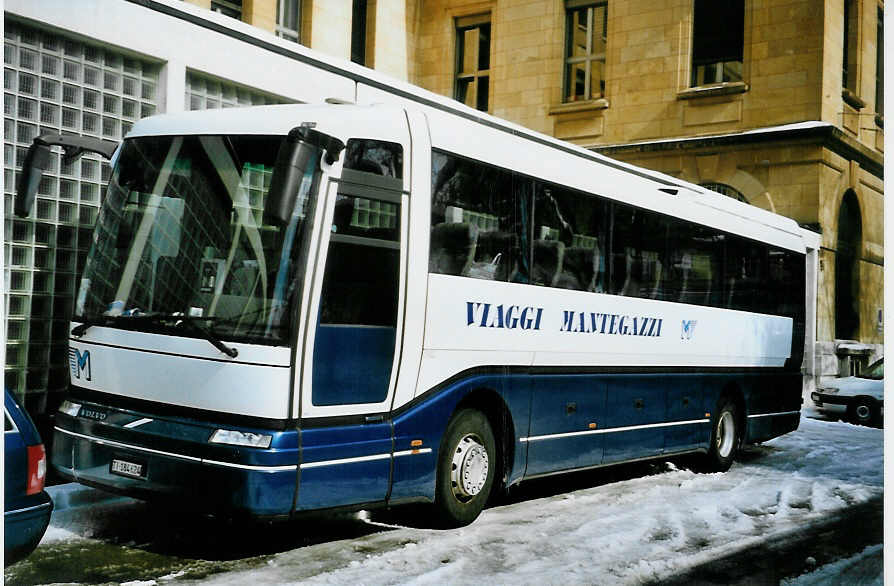 (093'331) - Mantegazzi, Arogno - TI 184'624 - Volvo/Barbi am 25. M�rz 2007 beim Bahnhof La Chaux-de-Fonds
