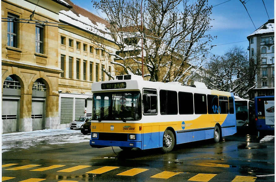 (093'335) - TC La Chaux-de-Fonds - Nr. 112 - NAW/Hess Trolleybus am 25. M�rz 2007 beim Bahnhof La Chaux-de-Fonds