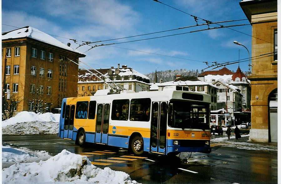 (093'404) - TC La Chaux-de-Fonds - Nr. 112 - NAW/Hess Trolleybus am 25. M�rz 2007 beim Bahnhof La Chaux-de-Fonds