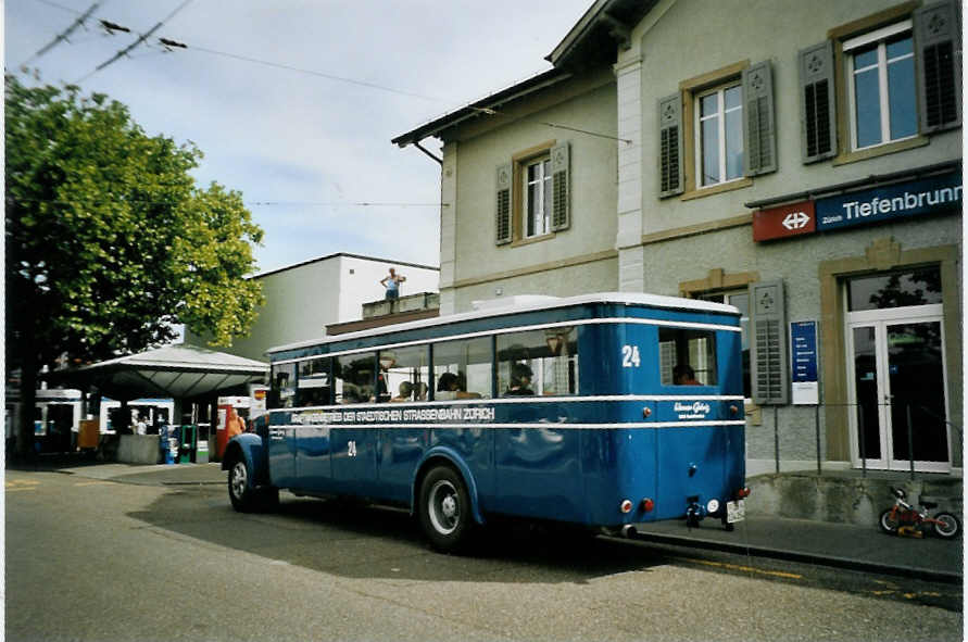 (094'619) - Gehrig, Rudolfstetten - Nr. 24/ZH 134'054 - Saurer/T�scher (ex Kaeslin, Olten; ex VBZ Z�rich Nr. 224; ex VBZ Z�rich Nr. 24) am 26. Mai 2007 beim Bahnhof Z�rich-Tiefenbrunnen