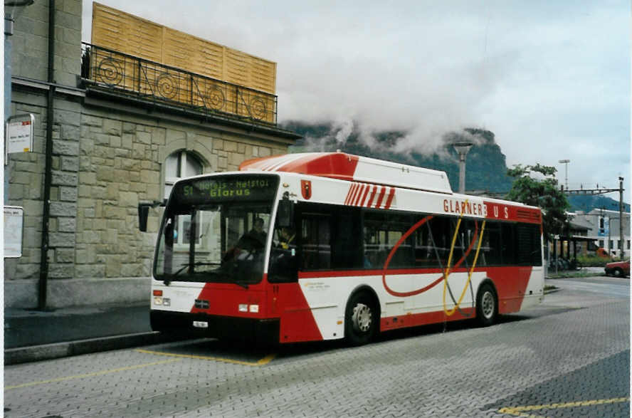 (095'224) - Niederer, Filzbach - Nr. 11/GL 46 - Van Hool am 2. Juni 2007 beim Bahnhof N�fels-Mollis