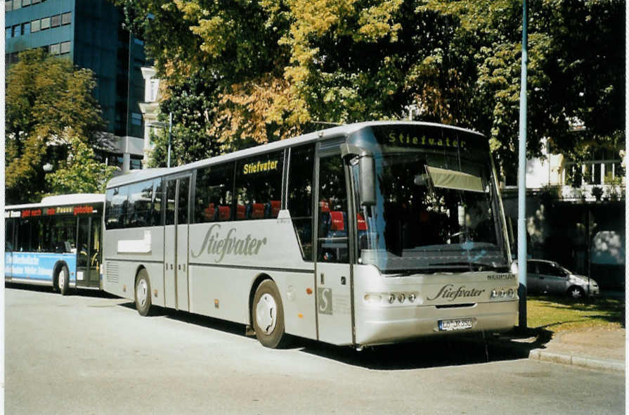 (097'016) - Stiefvater, L�rrach - L�-JR 350 - Neoplan am 6. August 2007 beim Bahnhof L�rrach