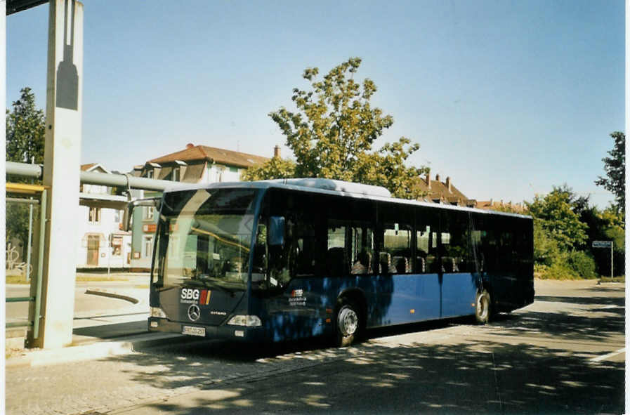 (097'018) - SBG Freiburg - FR-JS 257 - Mercedes am 6. August 2007 beim Bahnhof L�rrach