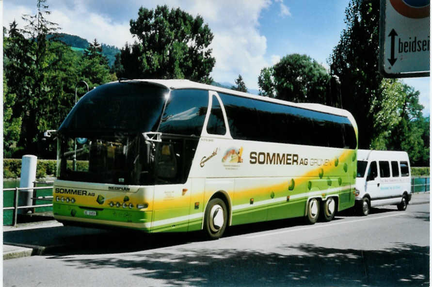 (097'533) - Sommer, Gr�nen - BE 26'858 - Neoplan am 24. August 2007 bei der Schiffl�ndte Thun