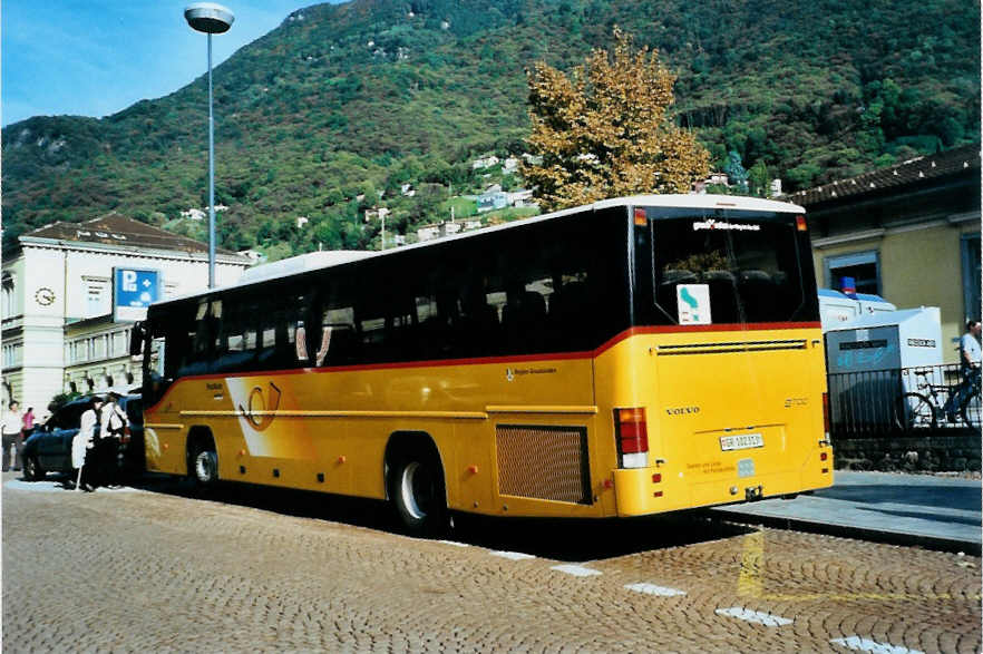 (099'723) - PostAuto Graub�nden - GR 102'313 - Volvo am 3. Oktober 2007 beim Bahnhof Bellinzona