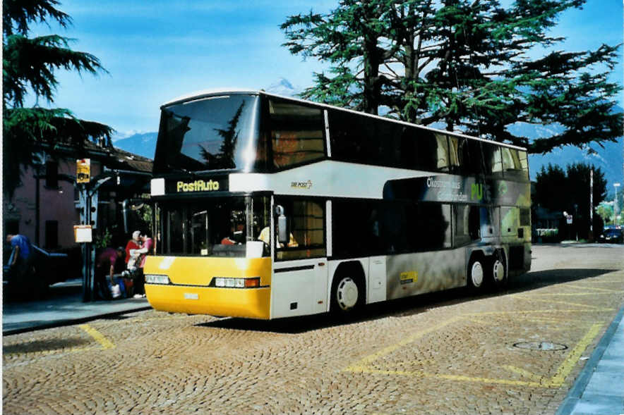 (099'724) - PostAuto Graub�nden - GR 102'399 - Neoplan (ex P 27'900) am 3. Oktober 2007 beim Bahnhof Bellinzona