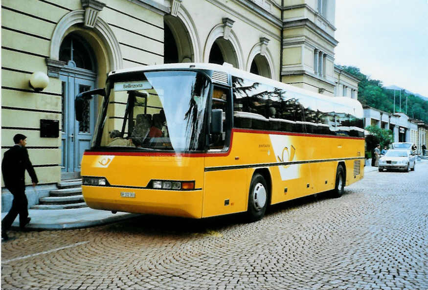 (099'906) - PostAuto Graub�nden - GR 102'383 - Neoplan (ex P 25'124) am 4. Oktober 2007 beim Bahnhof Bellinzona