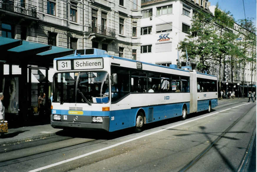 (100'110) - VBZ Z�rich - Nr. 28 - Mercedes Gelenktrolleybus am 5. Oktober 2007 in Z�rich, L�wenplatz