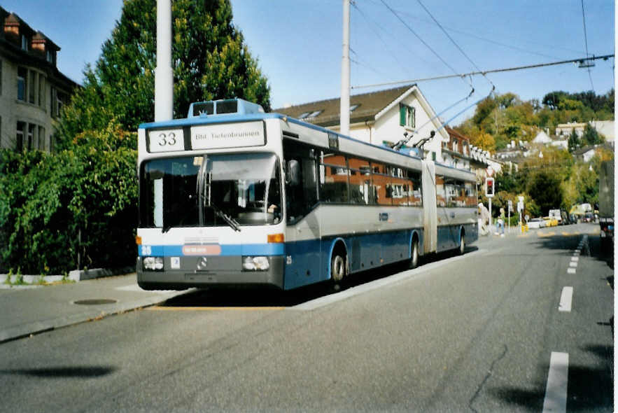 (100'131) - VBZ Z�rich - Nr. 25 - Mercedes Gelenktrolleybus am 5. Oktober 2007 in Z�rich, Klusplatz