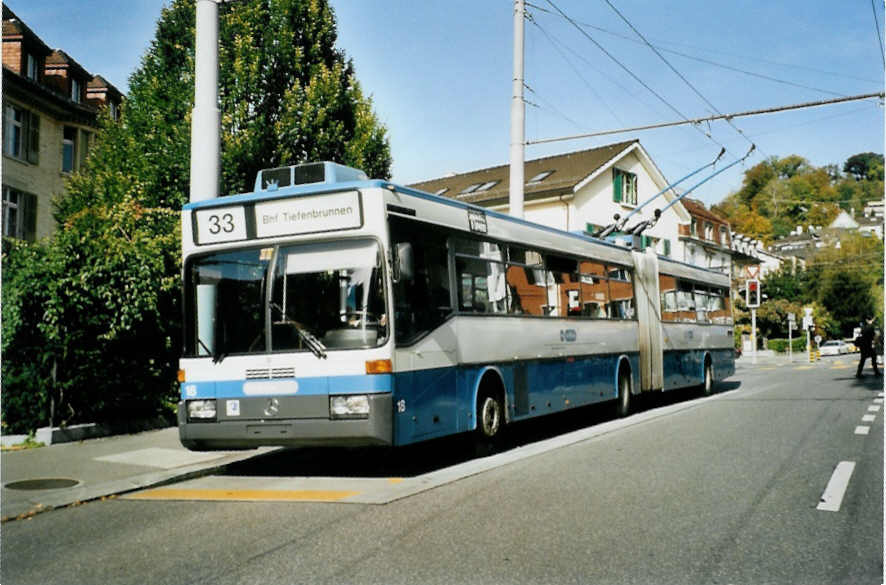 (100'134) - VBZ Z�rich - Nr. 18 - Mercedes Gelenktrolleybus am 5. Oktober 2007 in Z�rich, Klusplatz