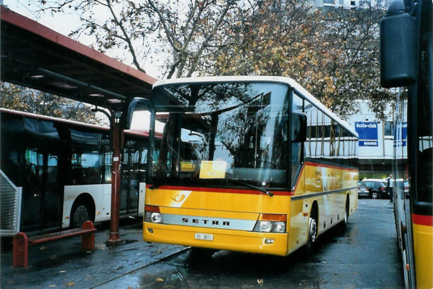 (101'736) - Ev�quoz, Erde - VS 1011 - Setra am 9. Dezember 2007 beim Bahnhof Sion