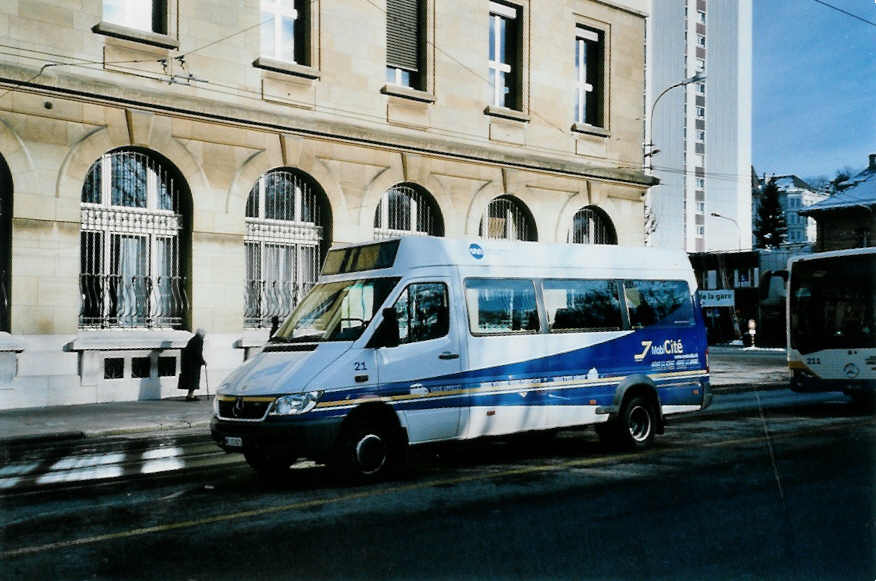 (102'124) - MobiCit�, La Chaux-de-Fonds - Nr. 21/NE 113'821 - Mercedes am 22. Dezember 2007 beim Bahnhof La Chaux-de-Fonds