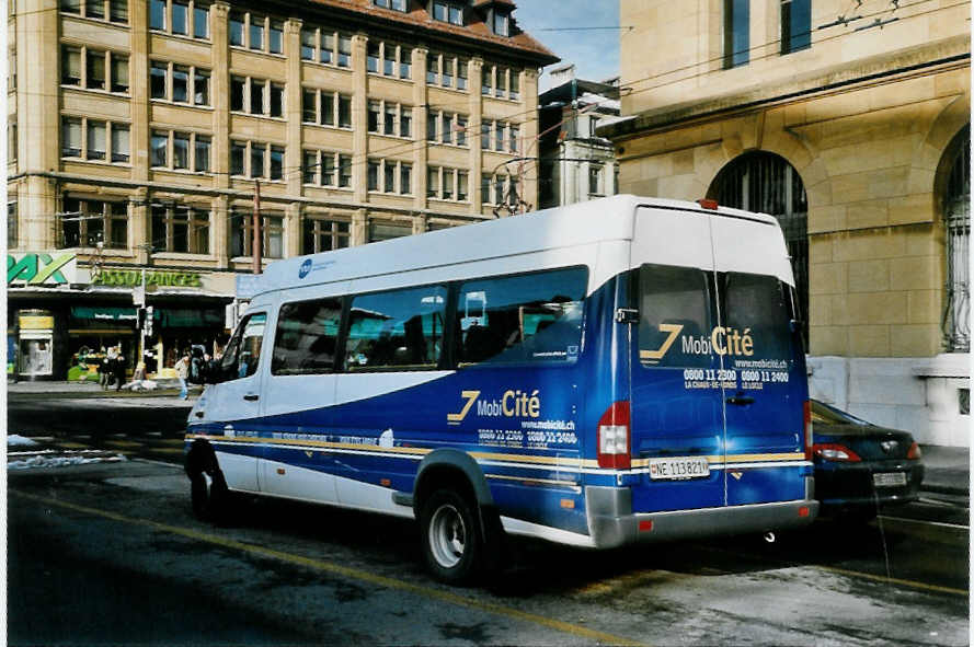 (102'203) - MobiCit�, La Chaux-de-Fonds - Nr. 21/NE 113'821 - Mercedes am 22. Dezember 2007 beim Bahnhof La Chaux-de-Fonds 