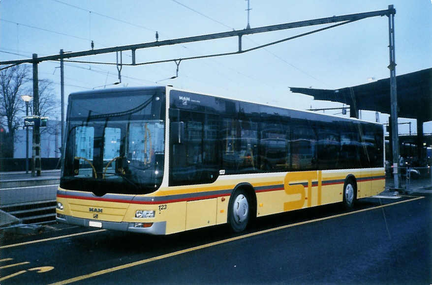 (102'215) - STI Thun - Nr. 123/BE 700'123 - MAN am 23. Dezember 2007 beim Bahnhof Thun (prov. Haltestelle)