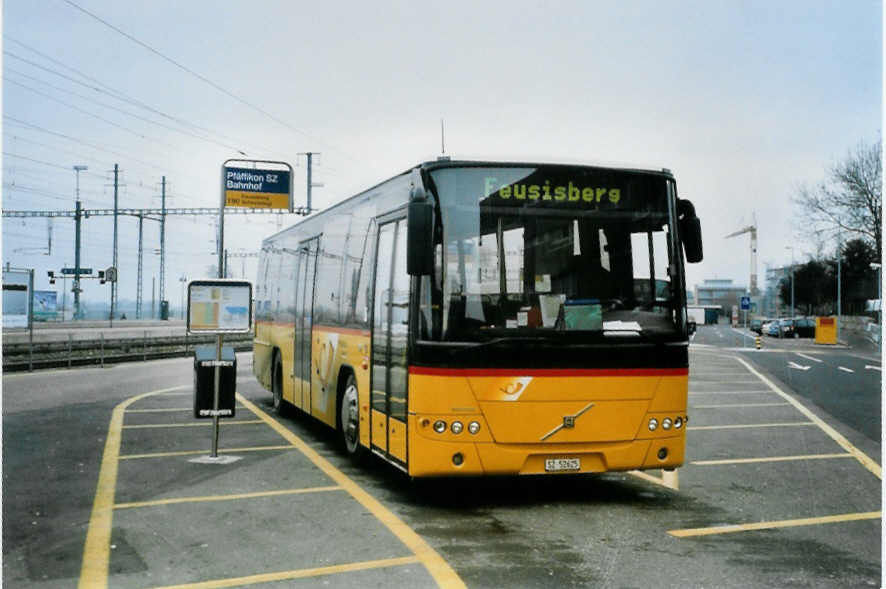 (102'415) - Schuler, Feusisberg - SZ 52'625 - Volvo am 26. Dezember 2007 beim Bahnhof Pf�ffikon