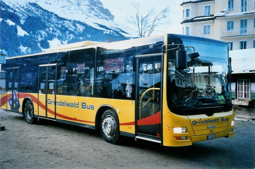 (102'808) - AVG Grindelwald - Nr. 18/BE 382'871 - MAN/G�ppel am 2. Januar 2008 beim Bahnhof Grindelwald