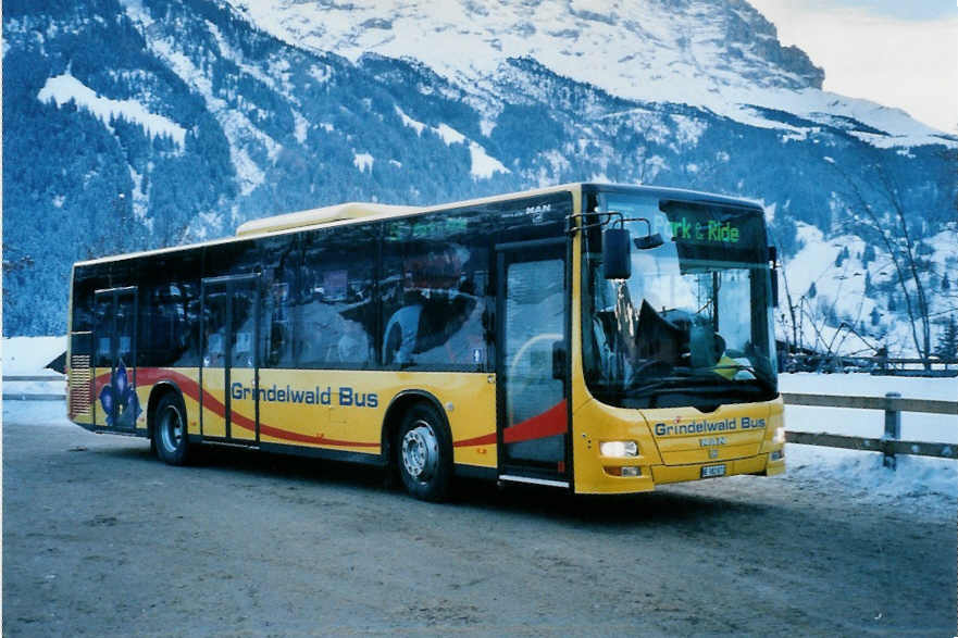 (102'903) - AVG Grindelwald - Nr. 18/BE 382'871 - MAN/G�ppel am 2. Januar 2008 beim Bahnhof Grindelwald