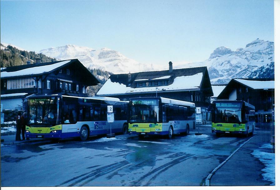 (103'709) - AFA Adelboden - Nr. 54/BE 611'056 - Neoplan (ex VBZ Z�rich Nr. 243) + Nr. 55/BE 611'055 + 56/BE 611'030 - MAN/G�ppel am 21. Januar 2008 beim Bahnhof Lenk