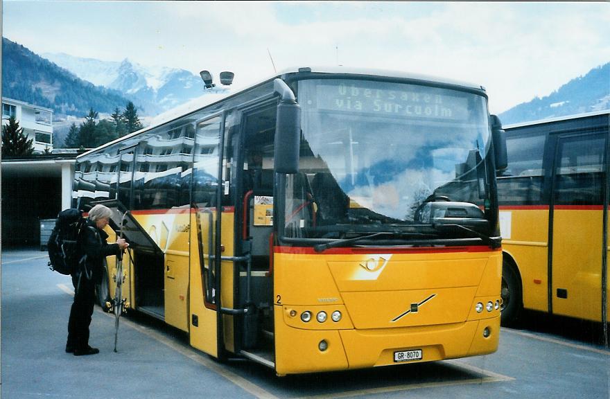 (105'006) - Fontana, Ilanz - Nr. 2/GR 8070 - Volvo am 9. M�rz 2008 beim Bahnhof Ilanz