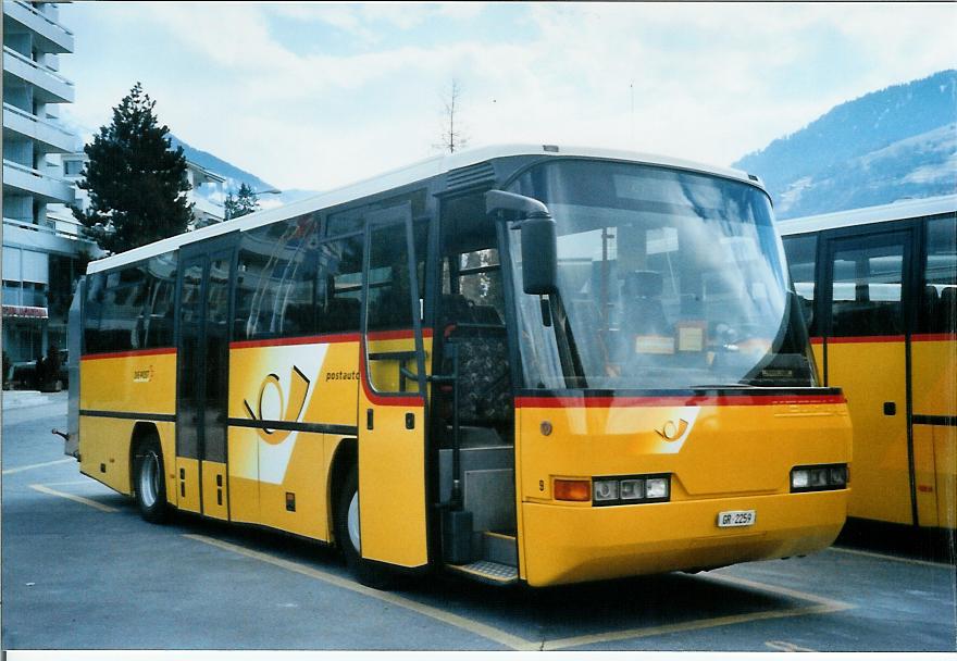 (105'008) - Fontana, Ilanz - Nr. 9/GR 2259 - Neoplan am 9. M�rz 2008 beim Bahnhof Ilanz