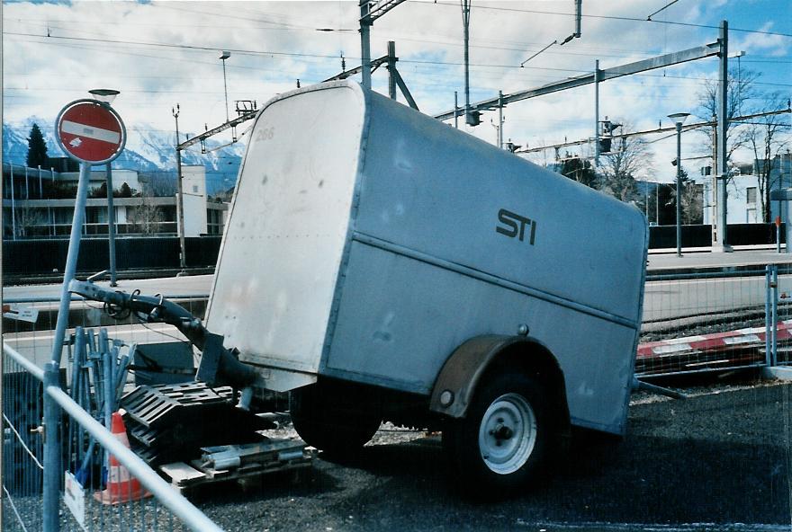 (105'035) - STI Thun - Nr. 266/BE 186'870 - Moser Gep�ckanh�nger (ex Nr. 66) am 14. M�rz 2008 beim Bahnhof Thun (prov. Haltestelle)