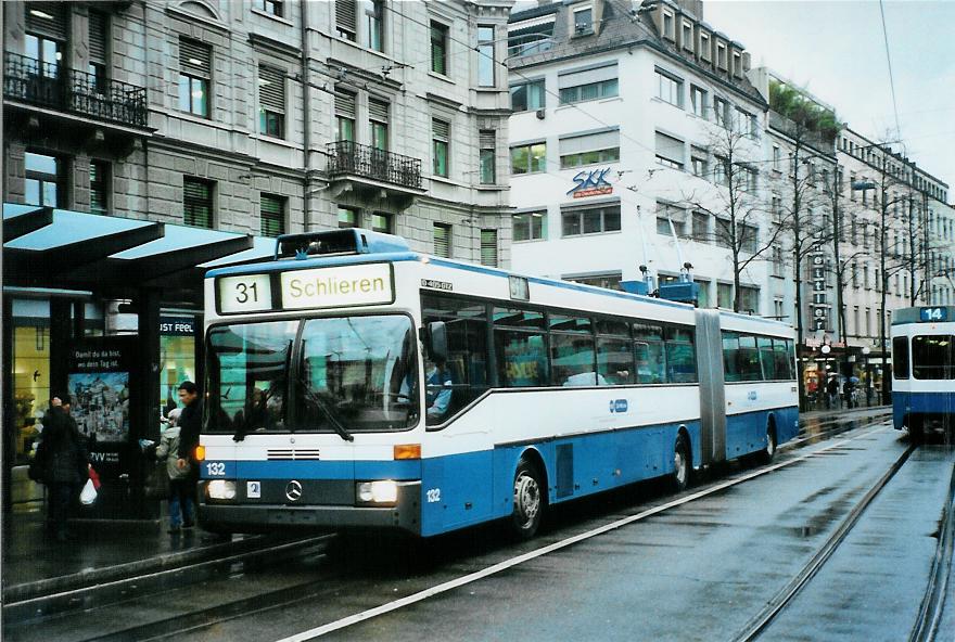 (105'505) - VBZ Z�rich - Nr. 132 - Mercedes Gelenktrolleybus am 17. M�rz 2008 in Z�rich, L�wenplatz