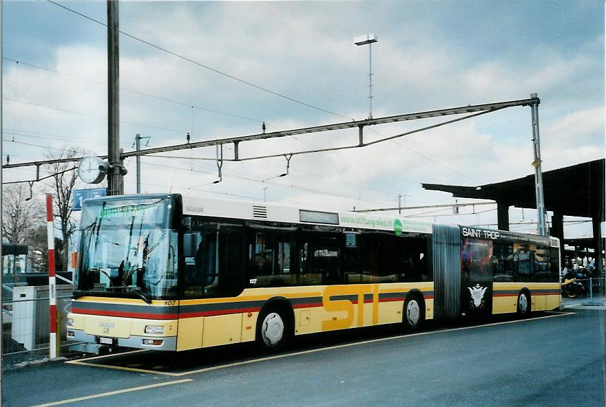 (105'511) - STI Thun - Nr. 107/BE 521'107 - MAN am 19. M�rz 2008 beim Bahnhof Thun (prov. Haltestelle)