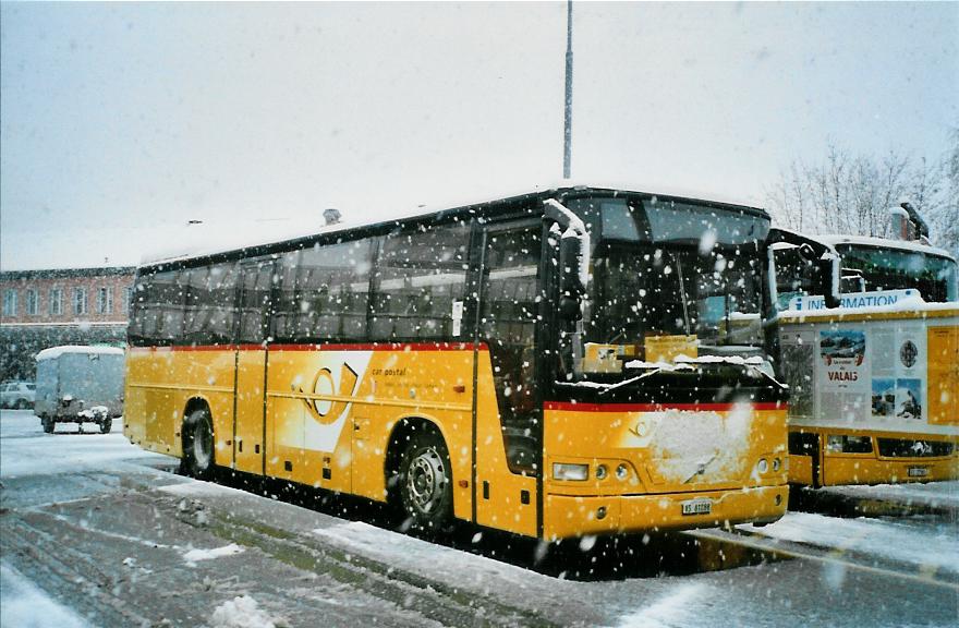 (105'615) - Ev�quoz, Erde - VS 81'888 - Volvo am 21. M�rz 2008 beim Bahnhof Sion