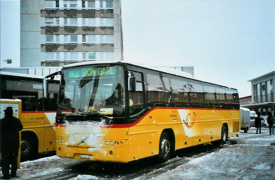(105'624) - Lathion, Sion - Nr. 3/VS 145'605 - Volvo am 21. M�rz 2008 beim Bahnhof Sion