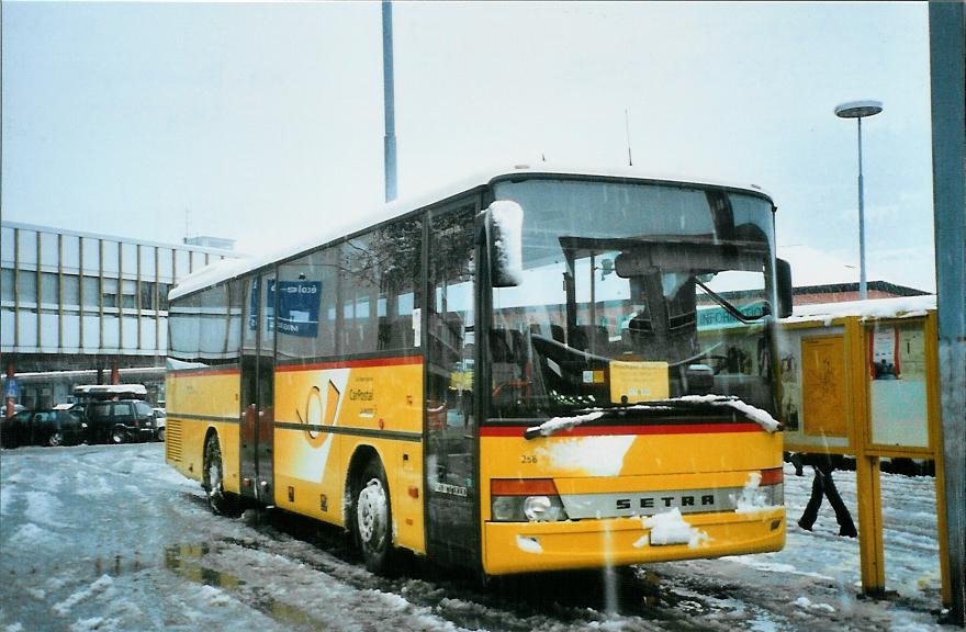 (105'635) - Rey, Ayent - Nr. 256/VS 84'256 - Setra am 21. M�rz 2008 beim Bahnhof Sion