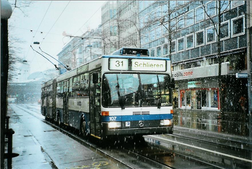 (105'803) - VBZ Z�rich - Nr. 107 - Mercedes Gelenktrolleybus am 23. M�rz 2008 in Z�rich, L�wenplatz