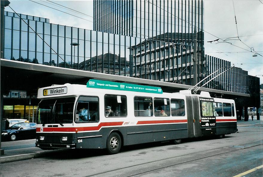 (105'823) - VBSG St. Gallen - Nr. 104 - Saurer/Hess Gelenktrolleybus am 29. M�rz 2008 beim Bahnhof St. Gallen
