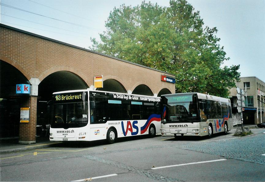 (111'406) - Lengacher, M�nsingen - Nr. 8/BE 416'538 - MAN + Nr. 7/BE 556'335 - MAN/G�ppel (ex AFA Adelboden Nr. 55; ex Matt, FL-Mauren Nr. 66) am 11. Oktober 2008 beim Bahnhof M�nsingen