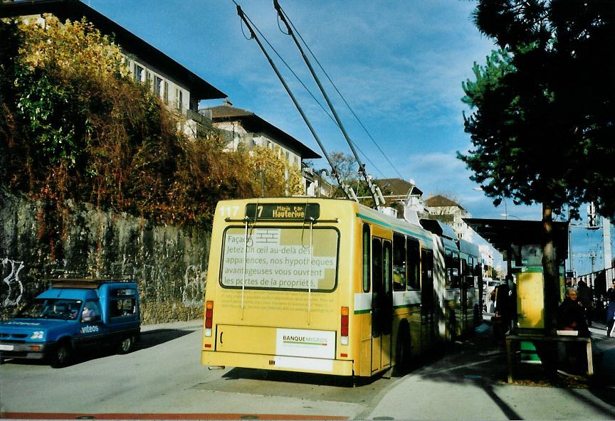(112'034) - TN Neuch�tel - Nr. 117 - NAW/Hess Gelenktrolleybus am 10. November 2008 beim Bahnhof Neuch�tel