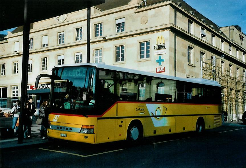 (112'035) - CarPostal Ouest - NE 56'425 - Setra (ex JU 29'866) am 10. November 2008 beim Bahnhof Neuch�tel