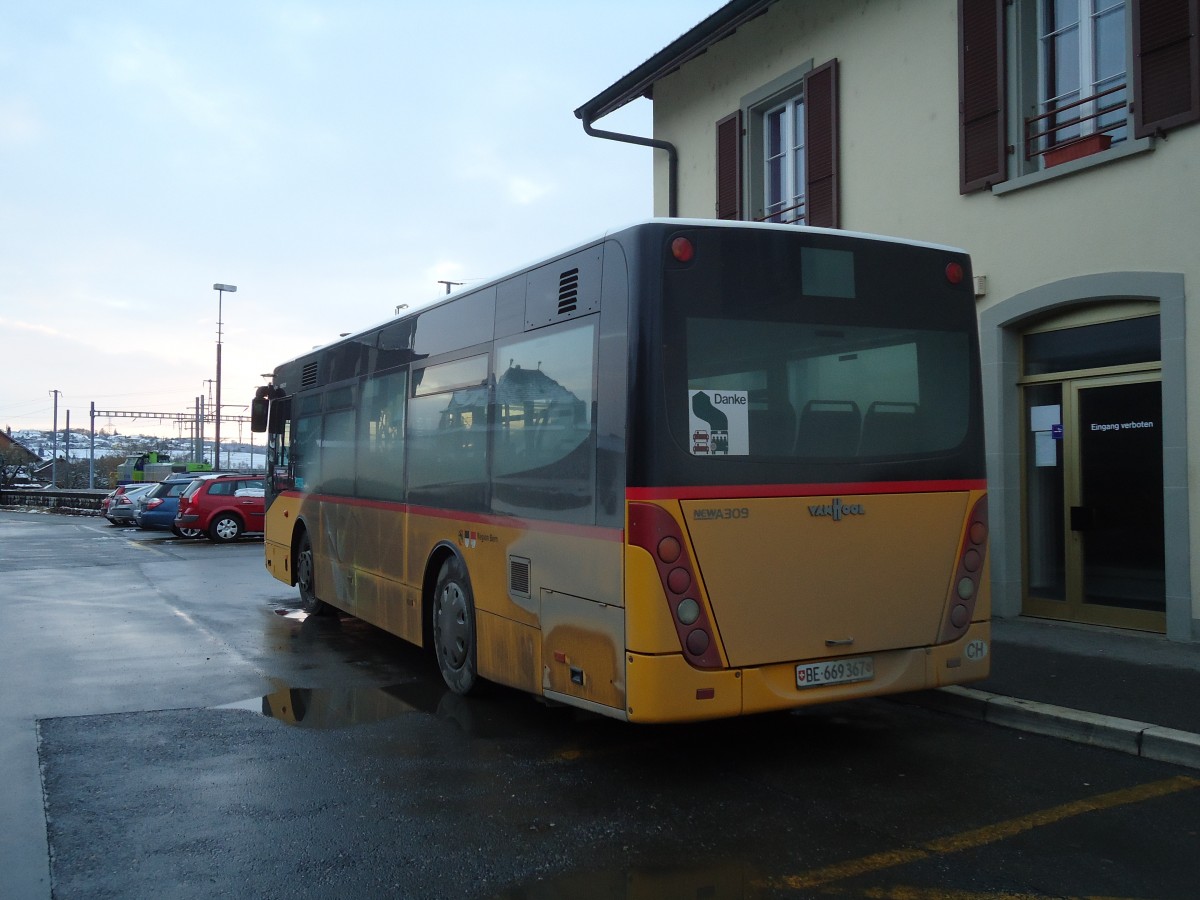 (113'114) - Klopfstein, Laupen - Nr. 14/BE 669'367 - Van Hool (ex STB Laupen) am 26. November 2010 beim Bahnhof D�dingen